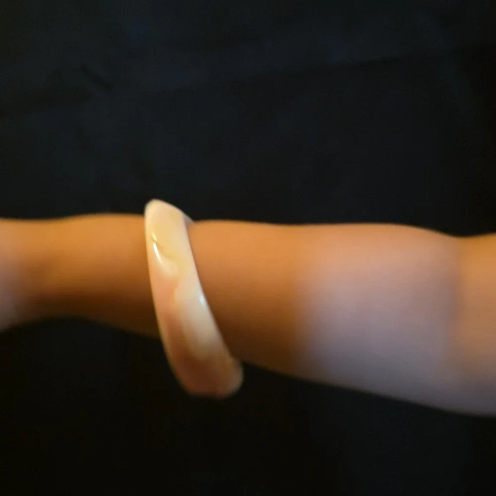 VINTAGE BLUSH PINK CONCH PEARL SHELL CARVED ASYMMETRICAL BANGLE BRACELET UNIQUE